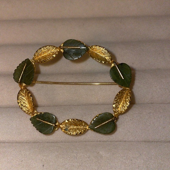 Gold and jade brooch - Picture 1 of 8